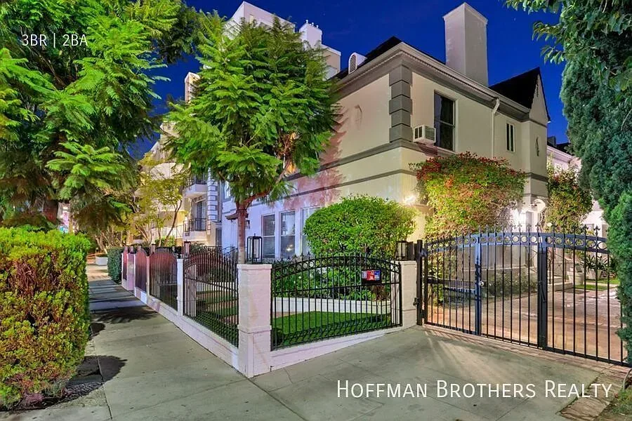 Hauser - apartment community in the Miracle Mile district of Los Angeles